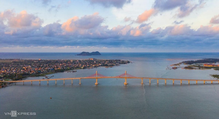 Cua Hoi Bridge is the third bridge spanning the Lam River, connecting the provinces of Ha Tinh and Nghe An. It helps promote economic development in the local region. 