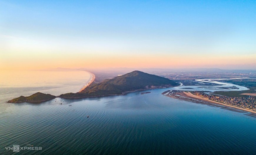 Cua Hoi Bridge is the third bridge spanning the Lam River, connecting the provinces of Ha Tinh and Nghe An. It helps promote economic development in the local region. 