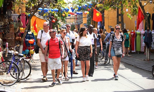 Foreign tourists visit Hoi An ancient city in Quang Nam province. (Photo: Quang Nam newspaper)