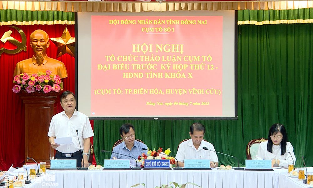  Ông Huỳnh Tấn Đạt, Tổ trưởng Cụm tổ số 1 phát biểu tại buổi thảo luận