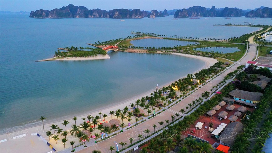 Tuan Chau’s beautiful beach has attracted a large number of visitors. 