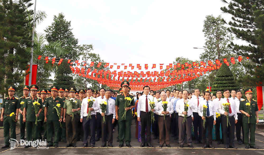  Leaders of Dong Nai province and Military Zone 7 laid wreaths at the province’s Martyrs Cemetery on April 29.