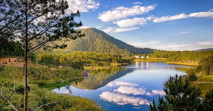 With a water surface of 350 ha, situated between green pine forests and rich vegetation, Tuyen Lam Lake attracts a large number of visitors. 