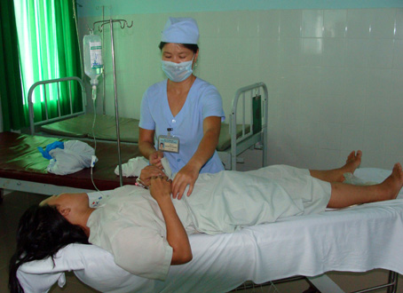 Nhân viên y tế Bệnh viện đa khoa khu vực Định Quán chuyển sản phụ mổ sinh về trại điều dưỡng.