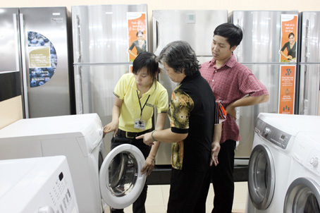 Chọn và học cách sử dụng máy giặt an toàn và tiết kiệm điện, nước cũng rất cần thiết trong đời sống hiện tại. Trong ảnh:  Chọn mua máy giặt tại siêu thị điện máy Chợ Lớn.       Ảnh: G.H