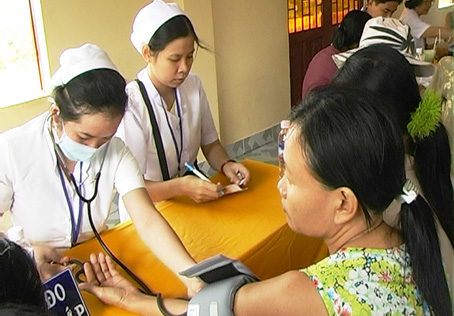 Đo huyết áp cho người dân trong một chương trình khám bệnh từ thiện ở Xuân Lộc. Ảnh: Ngọc Hoàng