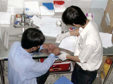 Nhân viên y tế lấy máu người nghi bị nhiễm để làm xét nghiệm khẳng định HIV.