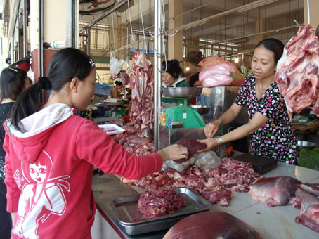 Khách mua thực phẩm tại chợ Biên Hòa ngày mùng 2 Tết. 