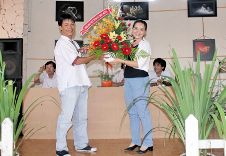 Hội Nhà văn TP. Hồ Chí Minh tặng hoa chúc mừng nhà văn Thu Trân. (Ảnh:: T.Thúy)