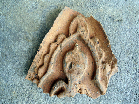 Mảnh ngói móc hình Phật - đặc trưng văn hóa Óc Eo ở Nam Bộ được phát hiện tại Thành cổ Biên Hòa.