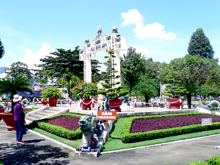 Di t&iacute;ch đ&agrave;i kỷ niệm - Trường Tiểu học Ph&uacute; L&acirc;m