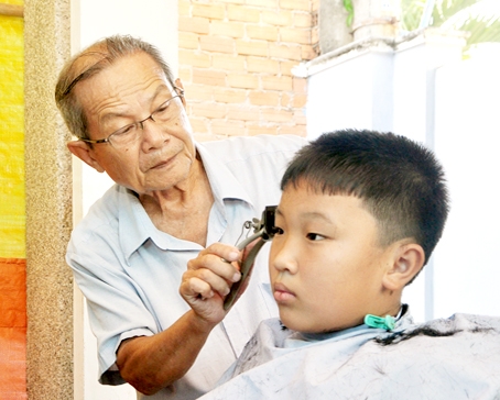 60 năm thăng trầm nghề cắt tóc - Báo Đồng Nai điện tử