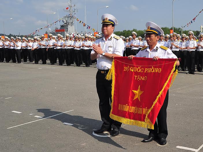 Chuẩn đô đốc Phạm Xuân Điệp trao cờ thi đua huấn luyện giỏi cho Lữ đoàn 171