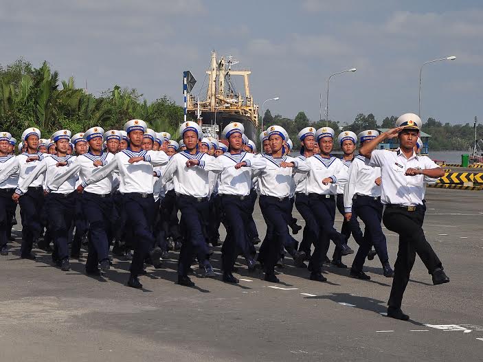 Các đơn vị diễu hành qua lễ đài trong buổi lễ