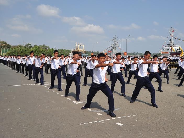 Cán bộ, chiến sĩ Vùng 2 Hải quân biểu diễn võ thuật tại buổi lễ