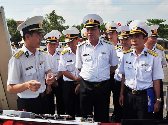 Chuẩn đô đốc Phạm Xuân Điệp nghe thuyết trình về các mô hình đoạt giải năm 2014
