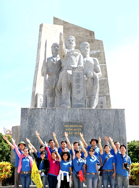 Đoàn viên thanh niên trước tượng đài tại nhà trưng bày Đội hùng binh Hoàng Sa ở huyện đảo Lý Sơn.