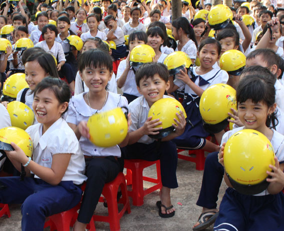 Học sinh hào hứng khi tham gia chương trình Tặng mũ bảo hiểm cho trẻ em.