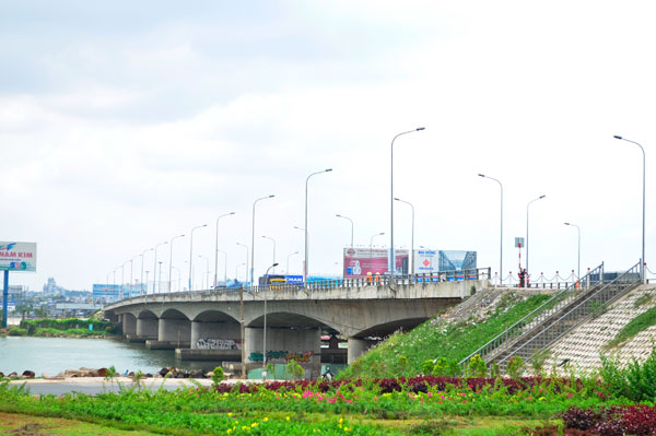Cầu Đồng Nai mới có chiều  rộng 20 mét, 5 làn xe với tổng kinh phí 1.877 tỷ đồng  đã góp phần chia tải cho cầu Đồng Nai cũ.