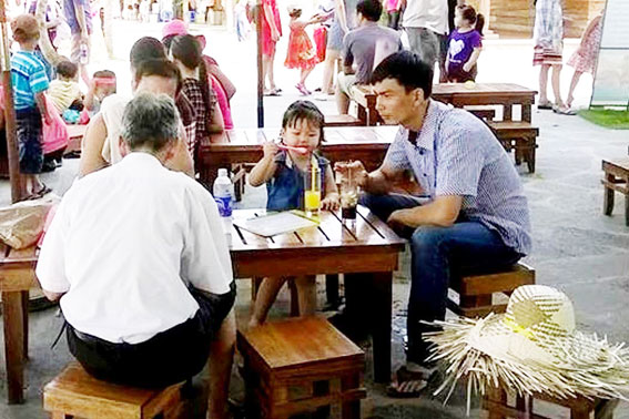 Du khách nghỉ ngơi, giải khát tại khu du lịch Suối Mơ (huyện Tân Phú). 