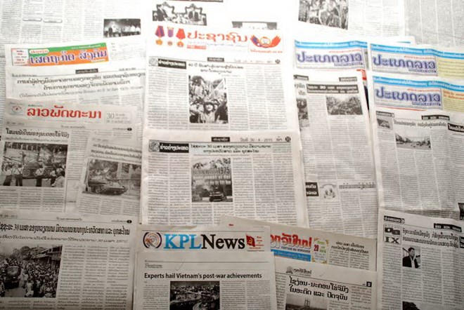 Báo chí Lào đưa đậm nét về chiến thắng lịch sử 30/4 của Việt Nam. (Ảnh: Vietnam+)