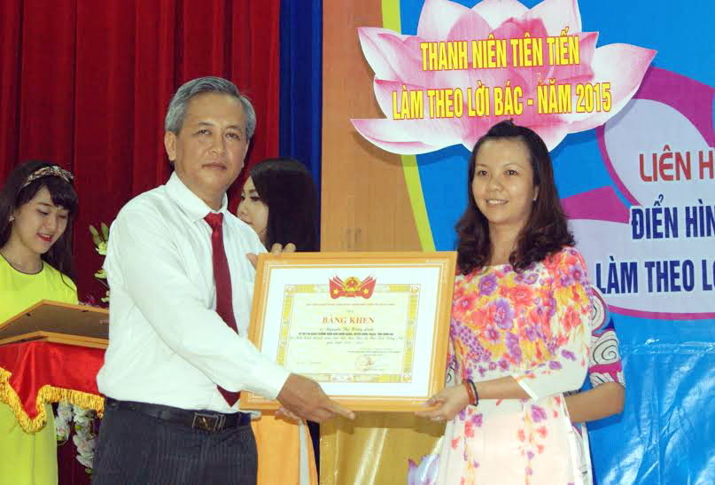 Đ/C Huỳnh Văn Tịnh, Trưởng ban dân vận Tỉnh ủy trao bằng khen của Trung ương Đoàn TNCS Hồ Chí Minh cho các đại biểu được tuyên dương