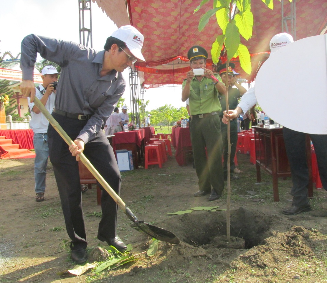Phó chủ tịch UBND tỉnh Võ Văn Chánh tham gia Tết trông cây đời đời nhớ ơn Bác. 
