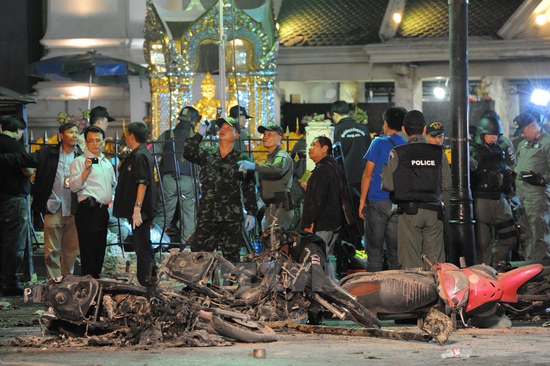 Binh sỹ Thái Lan điều tra tại hiện trường vụ nổ. (Nguồn: THX/TTXVN)