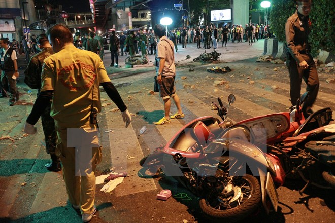 Cảnh sát Thái Lan điều tra tại hiện trường vụ nổ bom. (Nguồn: THX/TTXVN)