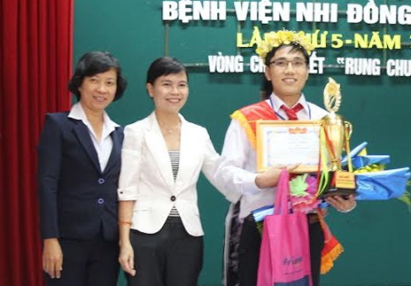 Giám đốc Bệnh viện nhi đồng Đồng Nai Nguyễn Lê Đa Hà tặng giấy khen cho bác sĩ Bùi Đình Hà, Khoa Ngoại tổng hợp đạt giải nhất của hội thi