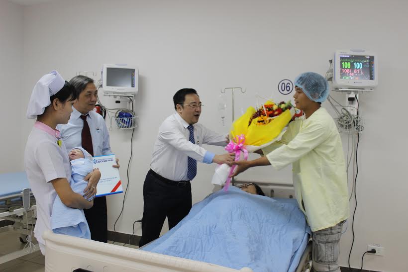 (ĐN) - Từ 22 giờ, ngày 31-12-2015 đến sáng 5 giờ ngày 1-1-2016, Bệnh viện đa khoa Đồng Nai đã tổ chức chương trình tặng quà cho 10 sản phụ và các em bé được chào đời vào thời khắc này