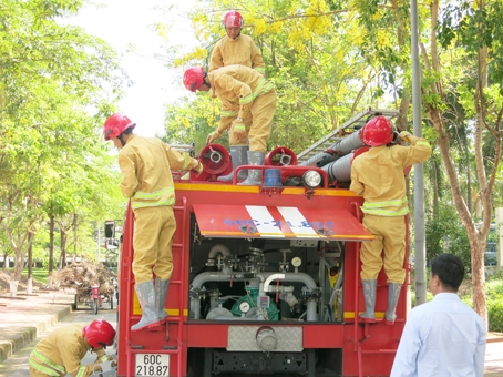 Đội Phòng cháy, chữa cháy chuyên ngành Khu công nghiệp Tam Phước, Tổng công ty Tín Nghĩa thực hành bảo quản phương tiện trước khi vào huấn luyện.
