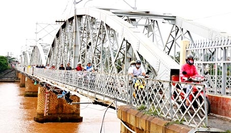 Cầu Ghềnh cũ do hãng Eiffel (Pháp) thiết kế, chế tạo xây dựng năm 1903 và đến tháng 1 năm 1904 cầu được khánh thành cùng với cầu “anh em song sinh” cầu Rạch Cát. Cầu dài 224 m, gồm 4 nhịp 55,3 m gồm 2 mố và 3 trụ (CG1a, CG 1b – K.Giới)