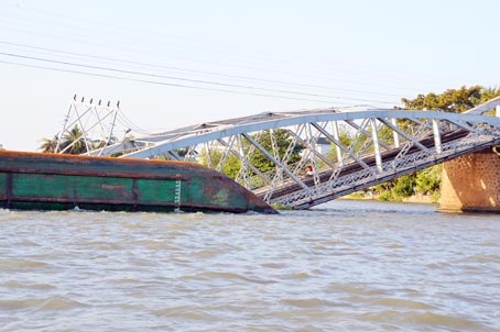 Ngày 20-3-2016, cầu Ghềnh bị xà lan chở vật liệu xây dựng có tải trọng 800 tấn đi từ hạ lư lên thượng nguồn đã đâm vào trụ T2 của cầu làm cầu bị sập. Cầu Ghềnh đã phục vụ 112 năm cho tuyến đường sắt(CG2, CG2a, CG2b, CG2c – K.Giới
