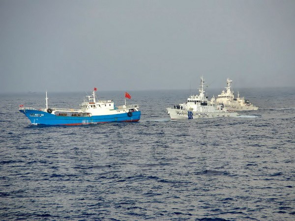 Tàu của Lực lượng phòng vệ bờ biển Nhật Bản truy đuổi tàu đánh cá Trung Quốc đánh cá trái phép ở vùng biển Hoa Đông. (Nguồn: AFP/TTXVN)