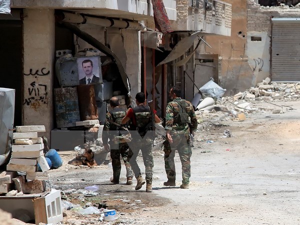 Binh sỹ quân đội Chính phủ Syria tuần tra tại khu vực al-Khalidiya, gần thành phố Aleppo. (Nguồn: AFP/TTXVN)