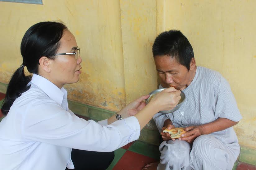 Học sinh Trường TH-THCS-THPT Bùi Thị Xuân tặng quà cho các bệnh nhân tâm thần