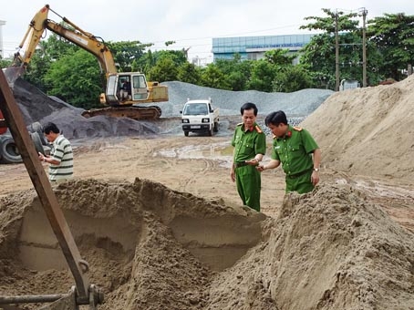 Phó giám đốc Công an tỉnh Nguyễn Văn Kim (phải) khảo sát công tác  bảo vệ môi trường tại bãi cát Công ty Hà Hưng. Ảnh: V.Nhuệ  