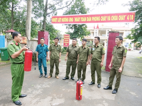 Cán bộ của Phòng Cảnh sát phòng cháy, chữa cháy số 4 hướng dẫn nghiệp vụ chữa cháy cho Đội Phòng cháy, chữa cháy xã Quang Trung. Ảnh: Đ. Việt
