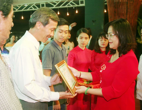 Phó chủ tịch UBND tỉnh Nguyễn Hòa Hiệp trao giải nhất cho nhiếp ảnh gia Phạm Quốc Hưng với tác phẩm “Vắc xin Việt bảo vệ trẻ thơ Việt”.