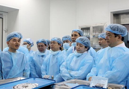 PGS - TS Lương Ngọc Khuê (bìa phải) đang nghe bác sĩ của Bệnh viện đa khoa Đồng Nai báo cáo về triển khai kỹ thuật mổ tim hở. Ảnh: Ngọc Thư. 