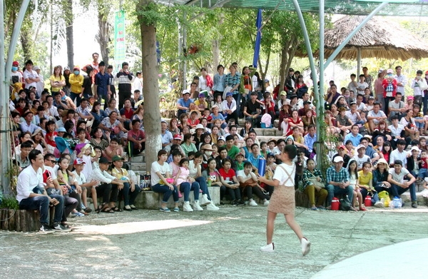 du khách xem biểu diễn ca múa nhạc, xiếc ảo thuật tại Khu du lịch Bửu Long trong sáng 30-4.