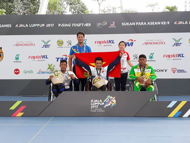 Nguyễn Thành Trung (giữa) ăn mừng tấm HCV thứ 2 tại ASEAN Para Games