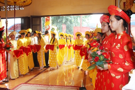 Dâng lễ vật, hương hoa ở đền thờ Hùng Vương phường Bình Đa, TP.Biên Hòa.