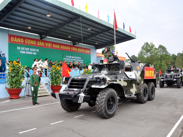 Xe thiết giáp diễu hành qua lễ đài trong ngày ra quân huấn luyện năm 2018. Ảnh: Đ.Tùng