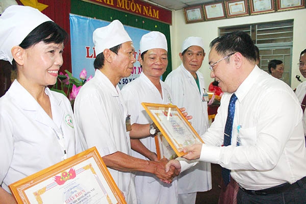 Lãnh đạo Sở Y tế khen thưởng đột xuất các cá nhân và tập thể của Bệnh viện nhi đồng Đồng Nai.