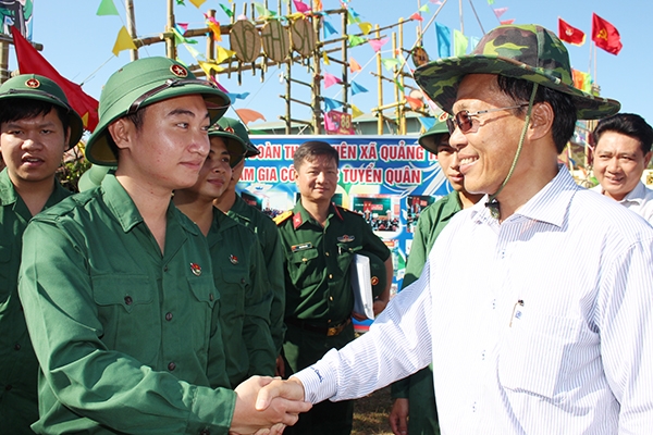 Bí thư Huyện ủy Trảng Bom Phạm Xuân Hà thăm hỏi, động viên các thanh niên trúng tuyển tại Hội trại Tòng quân năm 2019.