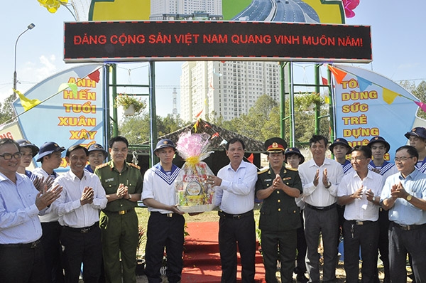 UBND huyện Long Thành đến thăm hỏi, tặng quà cho các tân binh trước giờ lên đường nhập ngũ.
