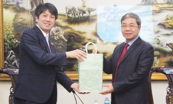 Ông Jun Maeda, Giám đốc phụ trách kinh doanh quốc tế của Cục Kinh tế thương mại vùng Kansai (Nhật Bản) tặng quà cho Phó chủ tịch UBND tỉnh Nguyễn Quốc Hùng