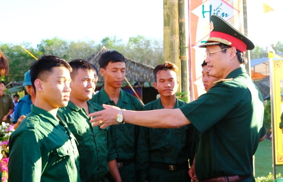 Thiếu tướng Nguyễn Văn Nam, Phó Tư lệnh Quân khu 7 (phải) thăm hỏi các thanh niên chuẩn bị nhập ngũ.